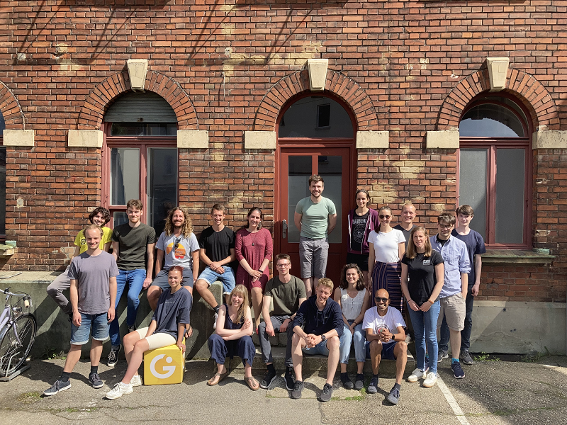 Gruppenfoto des Teams vor einem Gebäude